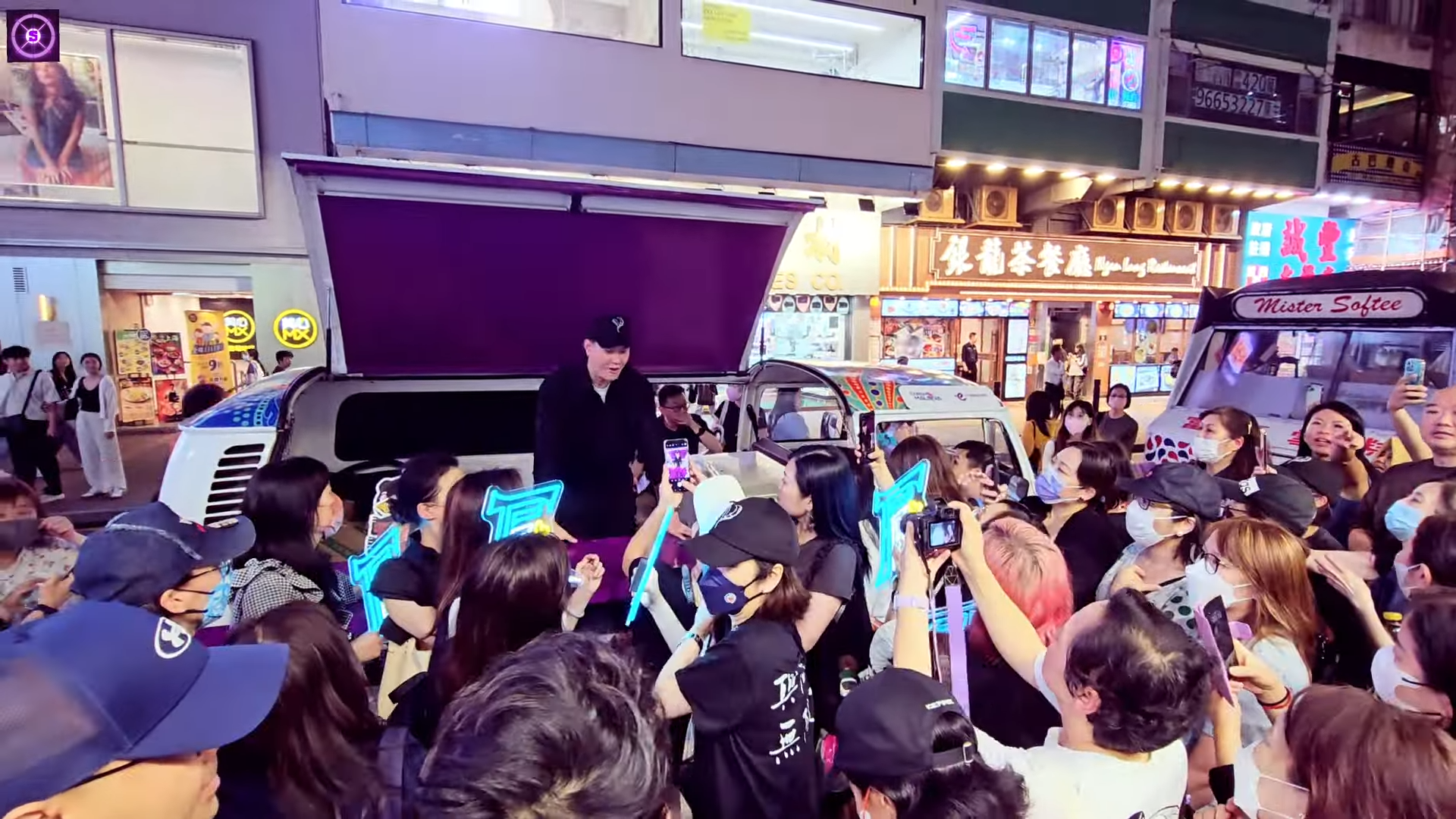 張與辰落區跟fans見面,他的粉絲不忘為他拉票,大叫口號。