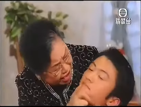 謝霆鋒被薛家燕「綁」回家,再被「容姨」譚倩紅教訓。