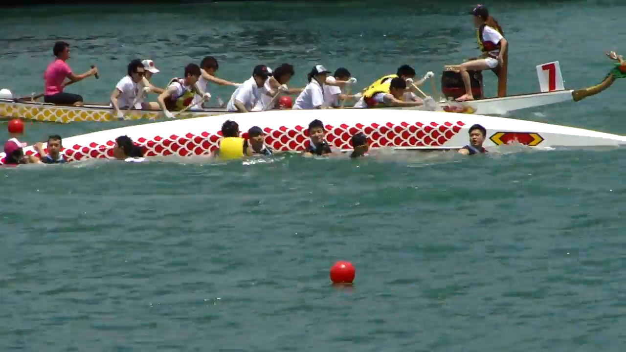 2011年龍舟賽事傳媒盃,黃建東的港男隊伍反艇收場。
