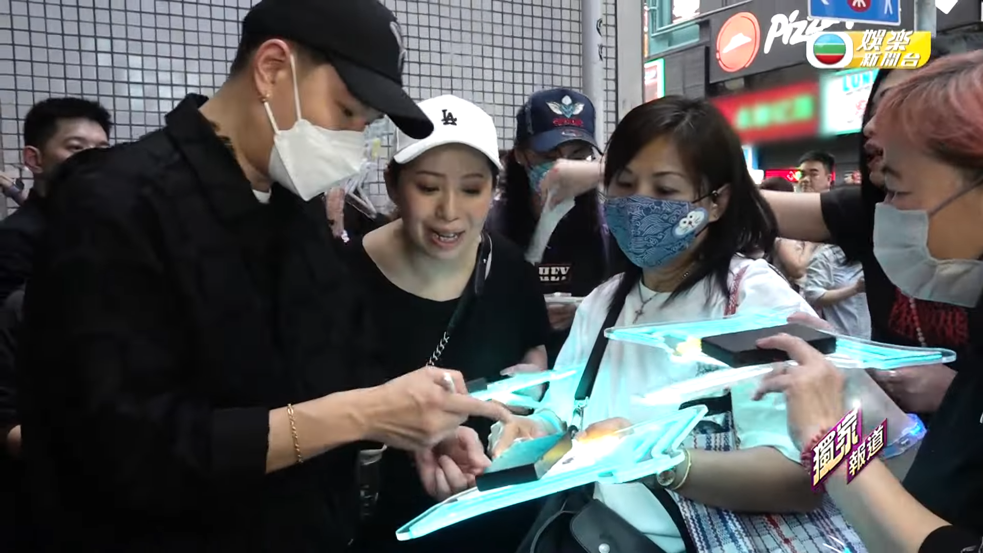 張與辰落區跟fans見面,他的粉絲不忘為他拉票,大叫口號。