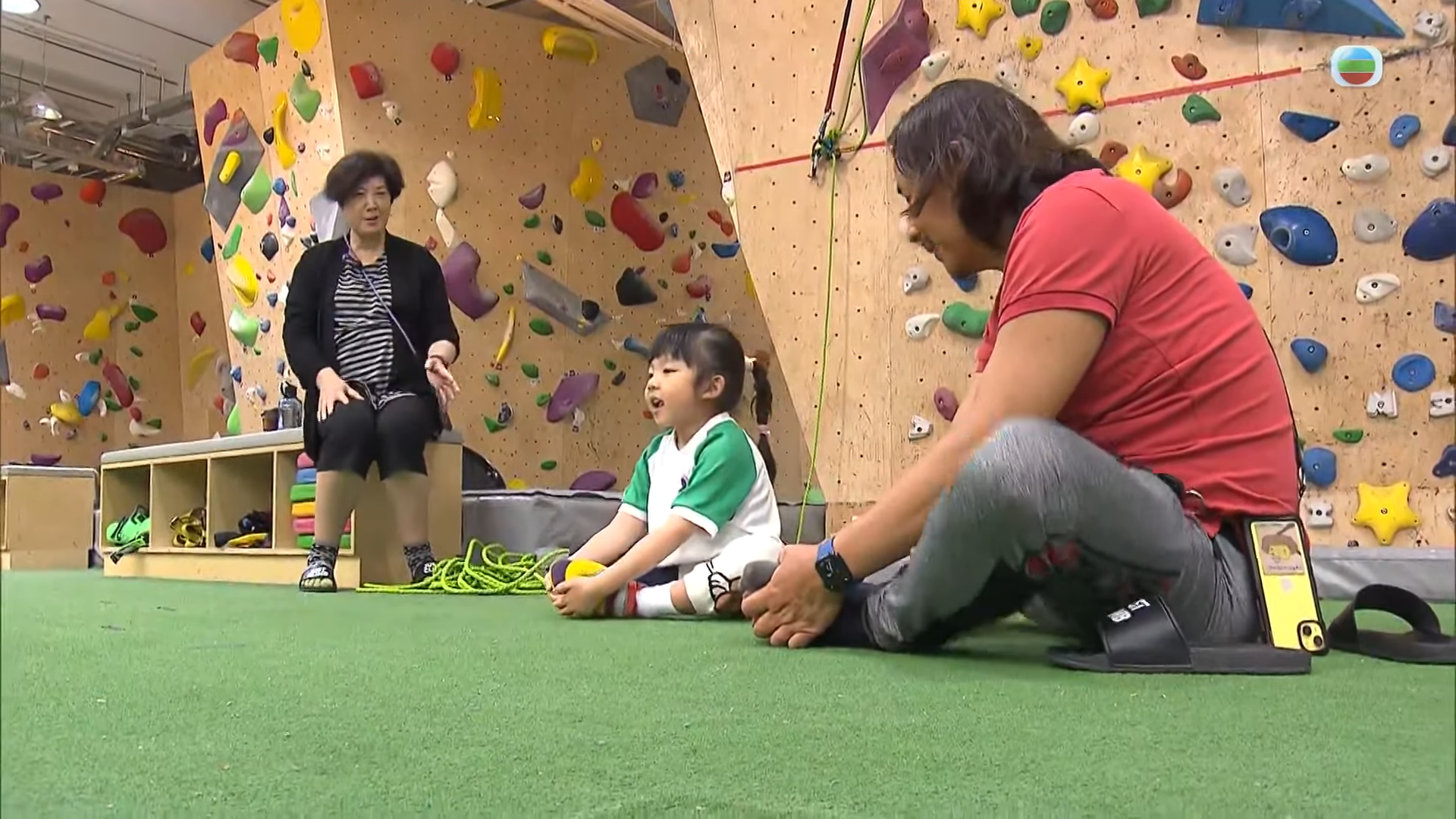 黃澤鋒一家三口在熱身,陳麗麗的腹部隆起。