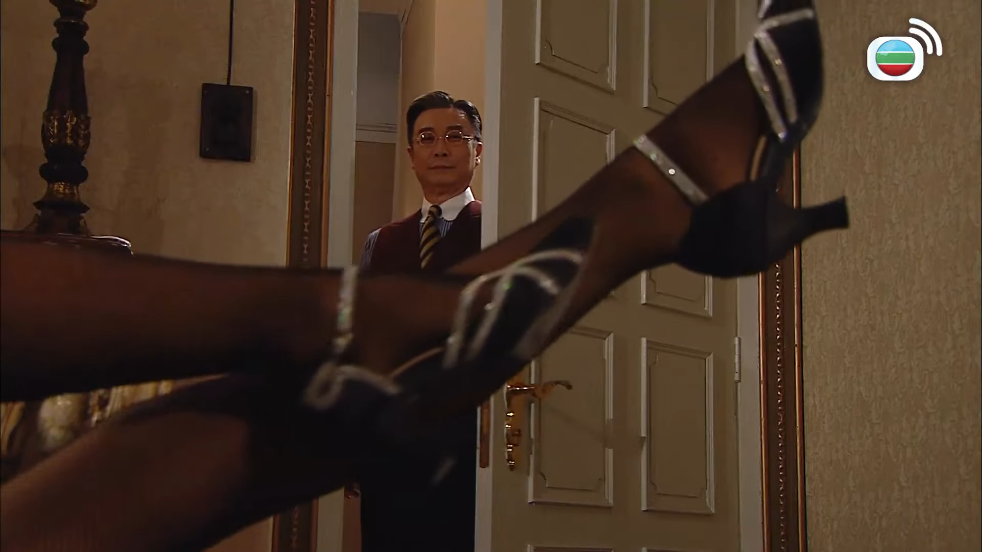 江美儀以性感的黑絲造型誘惑劉松仁。