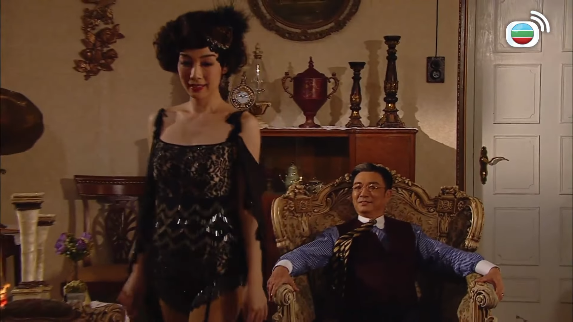 江美儀以性感的黑絲造型誘惑劉松仁。