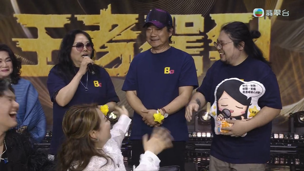 黃母說︰「我黃博從小就非常優秀,她很刻苦……」在旁的人都笑了起來。