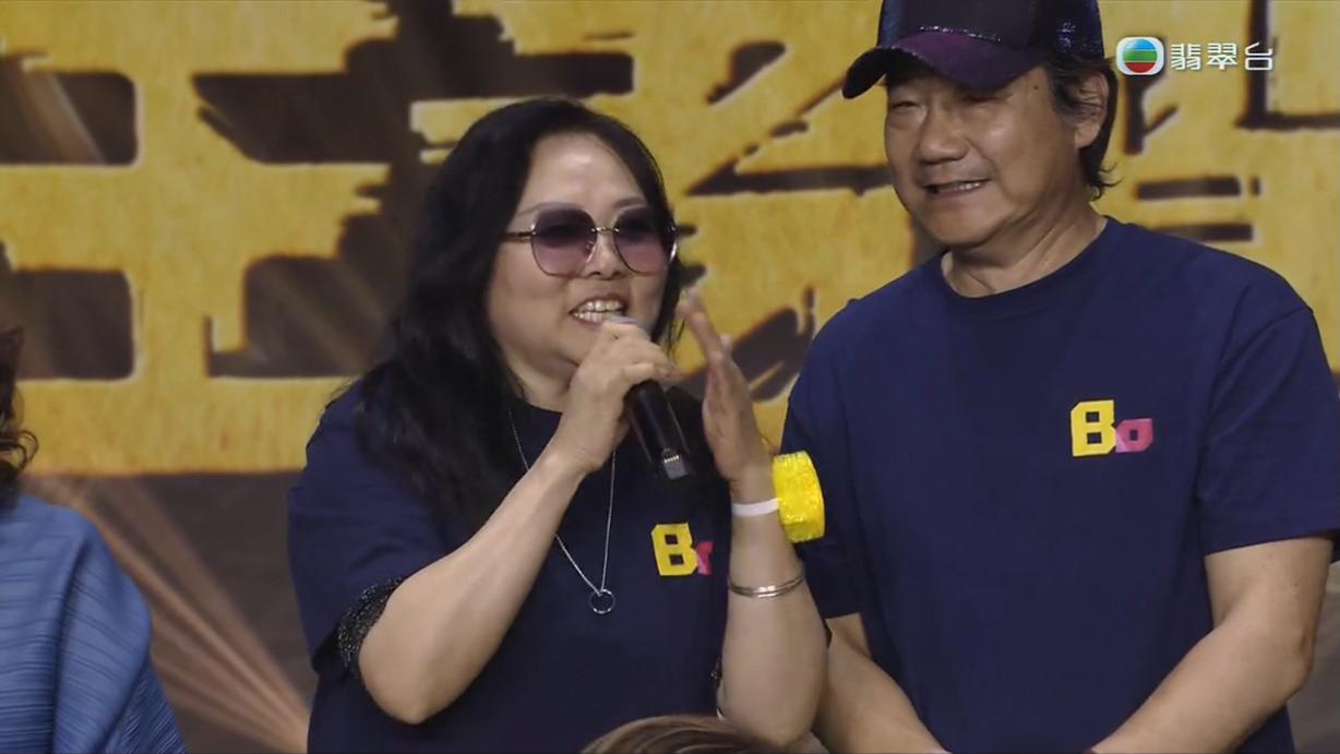 黃母說︰「我黃博從小就非常優秀,她很刻苦……」在旁的人都笑了起來。