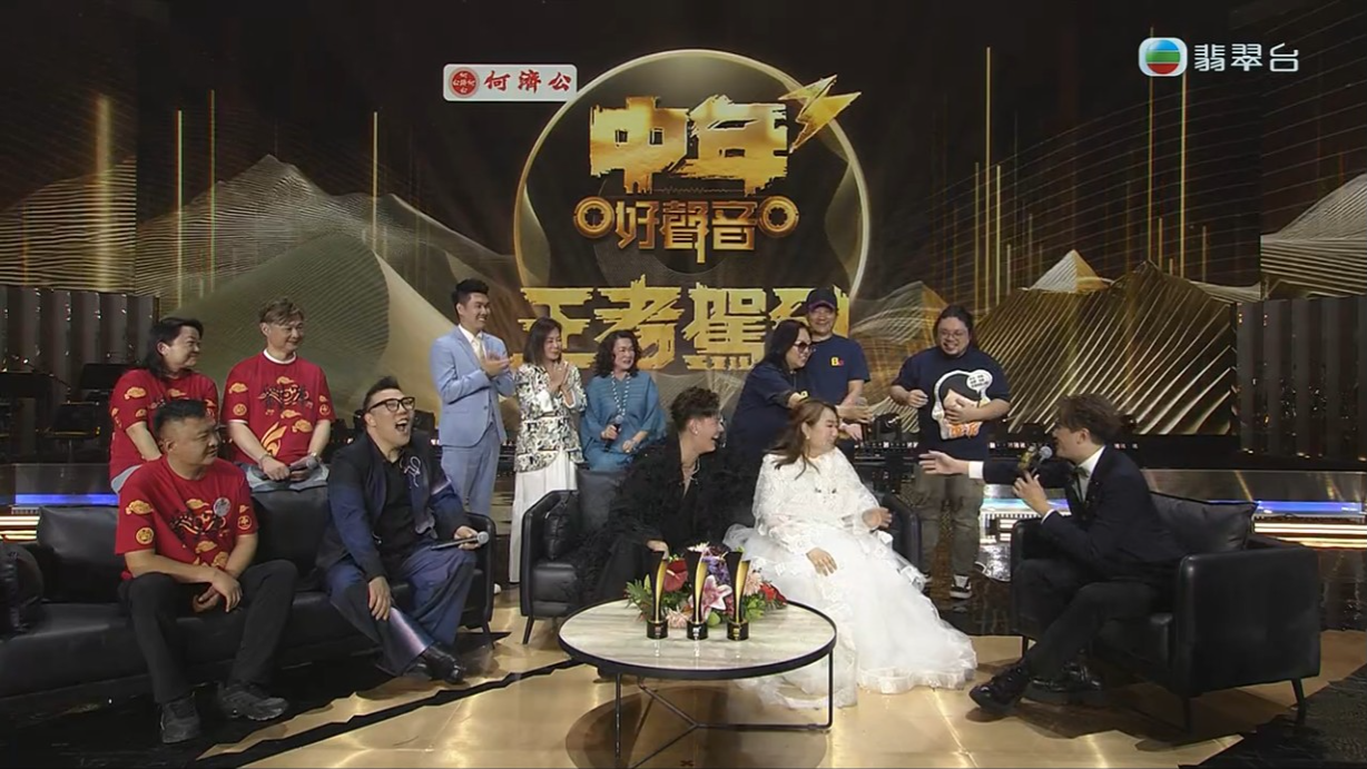 黃母說︰「我黃博從小就非常優秀,她很刻苦……」在旁的人都笑了起來。