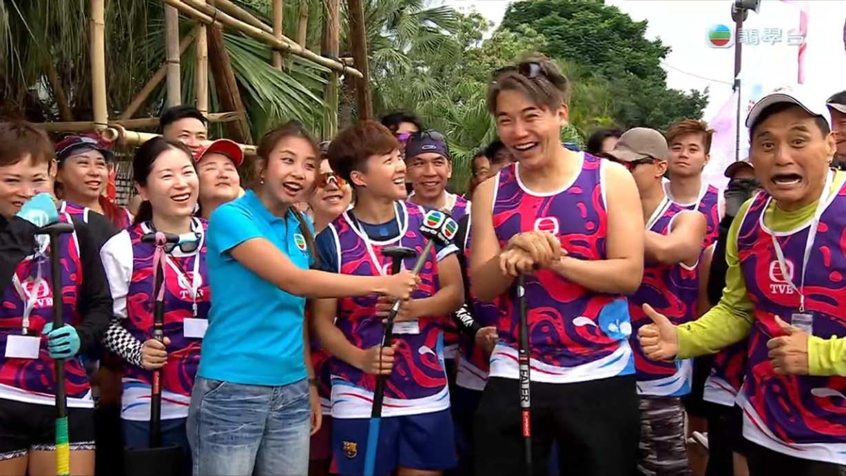 黃建東相隔14年再划龍舟,王俊棠率領眾人叫口號。