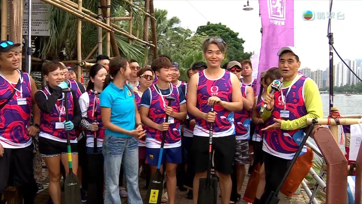 黃建東相隔14年再划龍舟,王俊棠率領眾人叫口號。