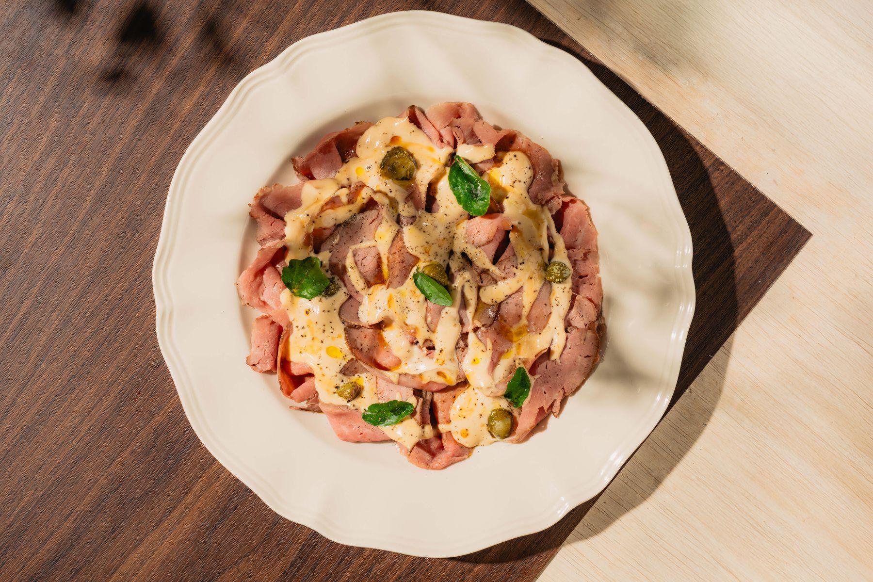 吞拿魚醬小牛肉(Vitello Tonnato)$148 以吞拿魚、酸豆、鯷魚製成醬汁,吞拿魚味濃濃滋味。小牛肉片片細嫩,肉味純。