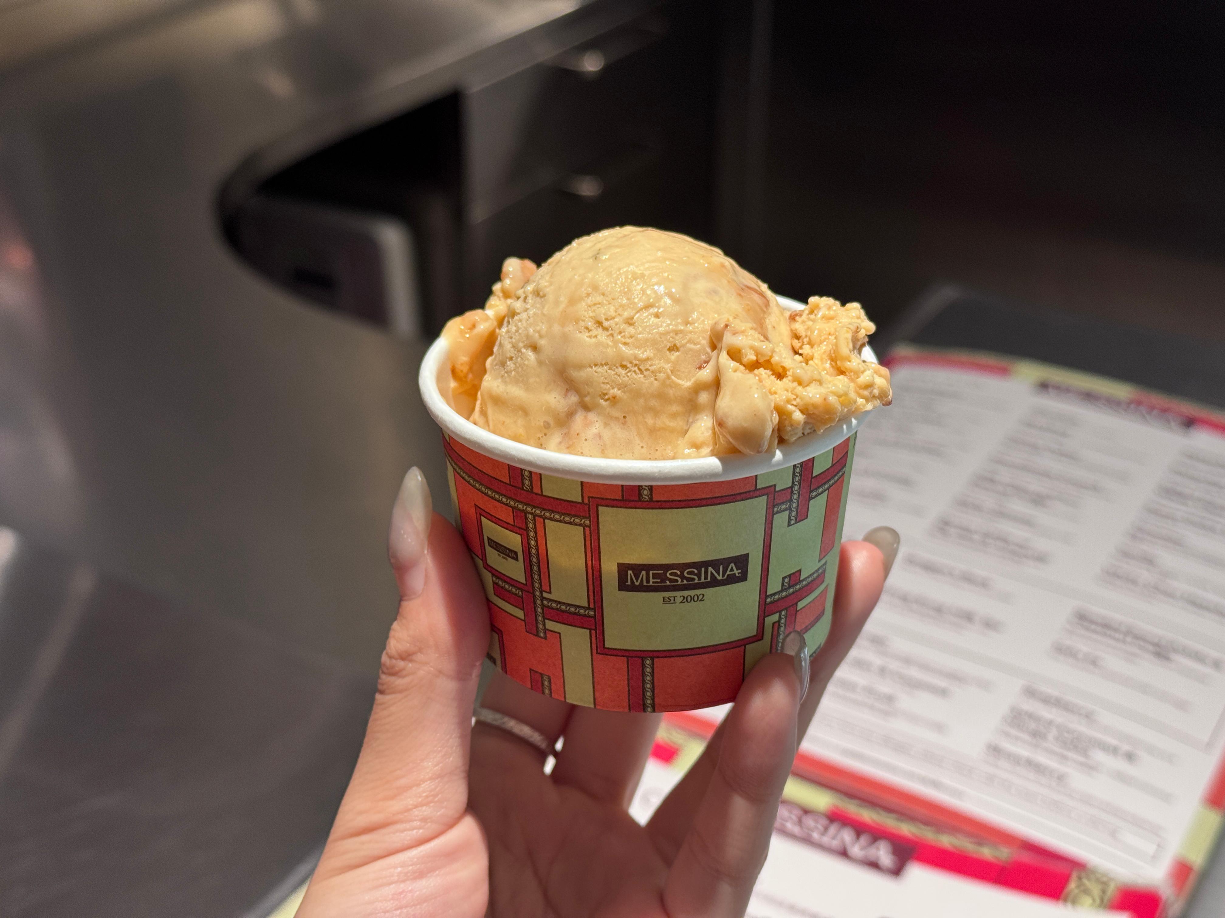 「椰檸辣」即椰子青檸葉意式雪糕,配李錦記潮州辣椒油花生脆及花生碎。$70/球,$85/兩球