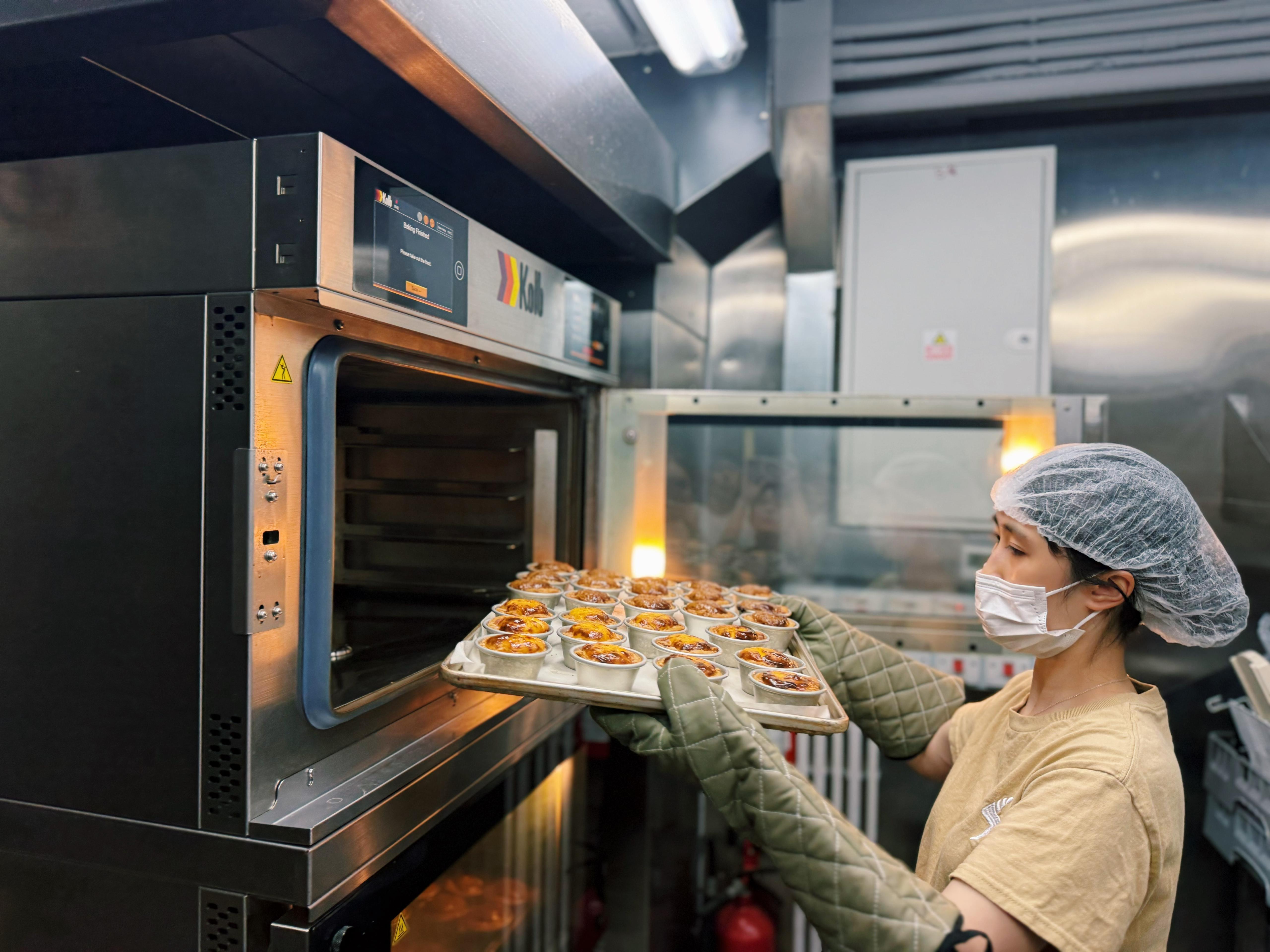 每日於店內自家餅房新鮮出爐