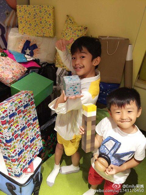 謝振軒(Lucas)和謝振南(Quintus)兒時照片。