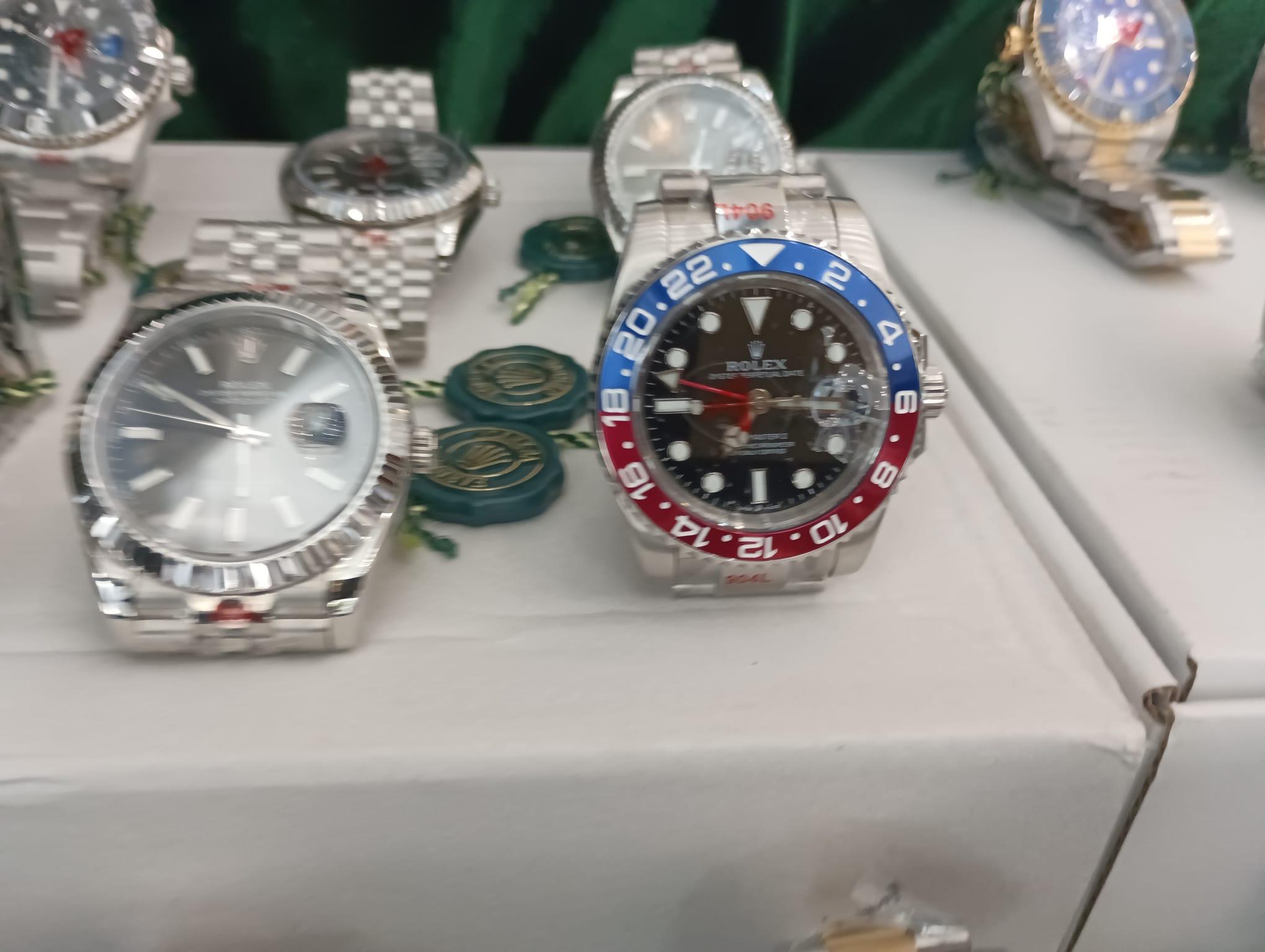 粵港澳海關打擊跨境轉運冒牌貨,港檢4100萬元手錶波鞋等貨物。