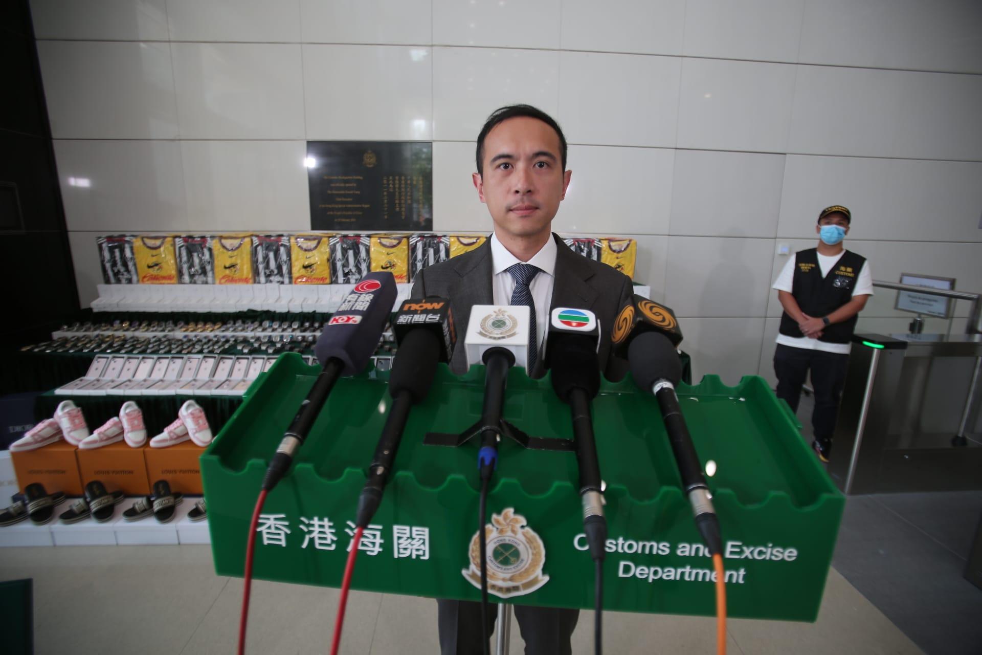 粵港澳海關打擊跨境轉運冒牌貨,港檢4100萬元手錶波鞋等貨物。