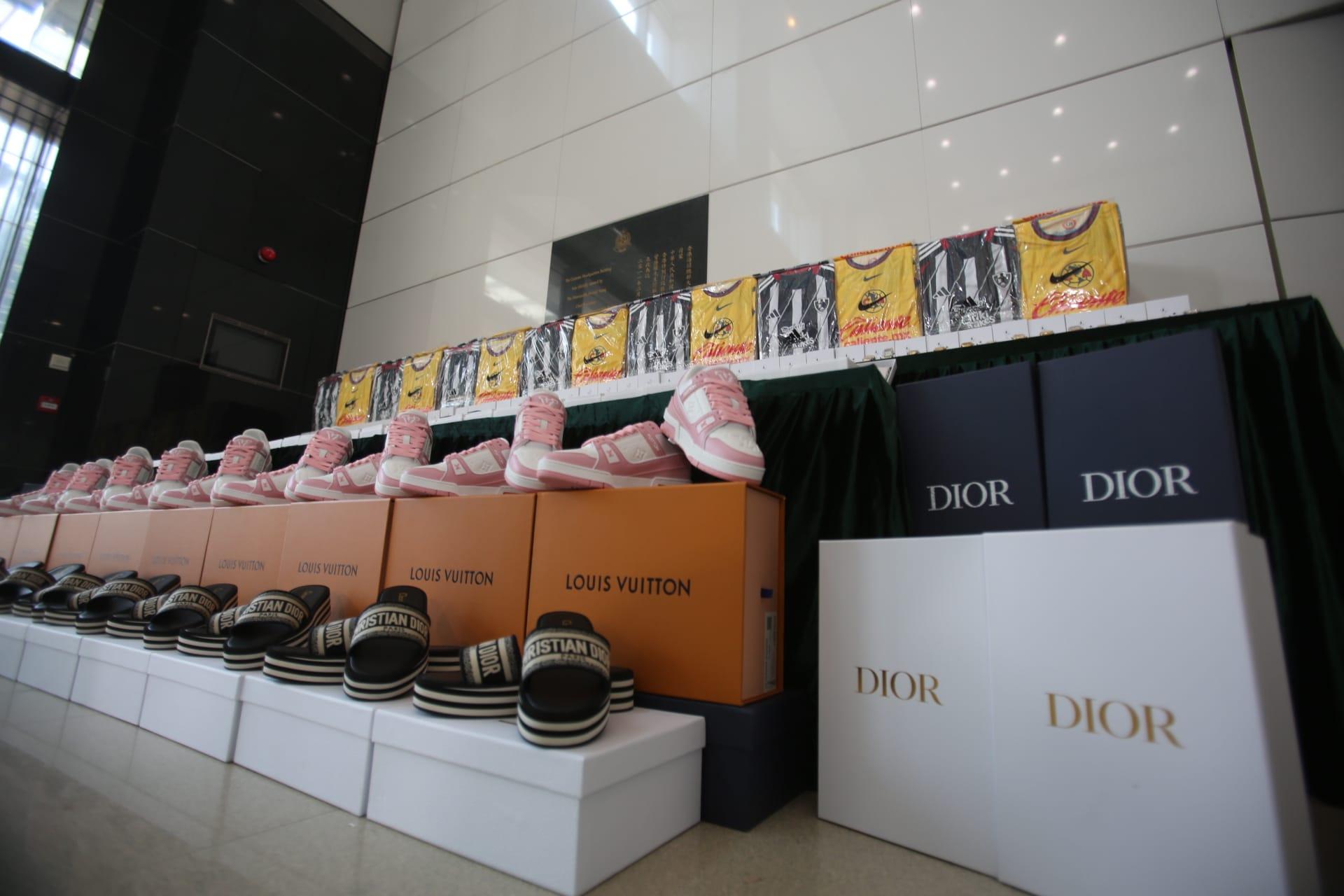 粵港澳海關打擊跨境轉運冒牌貨,港檢4100萬元手錶波鞋等貨物。