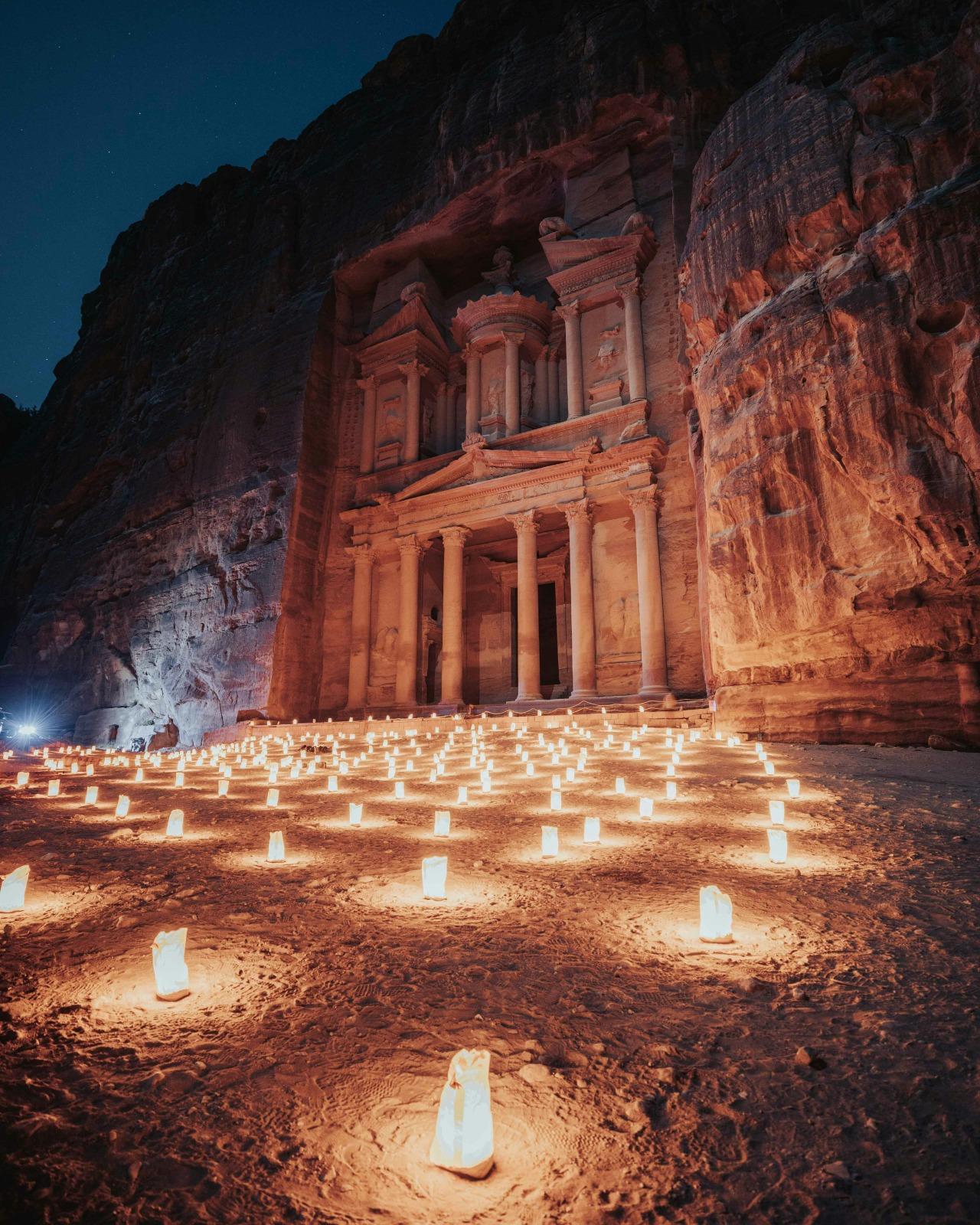 約旦佩特拉古城(Petra)因赤褐色砂岩高山的色彩聞名。