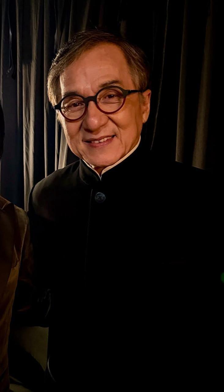 成龍被鍾發指不理成家班兄弟的死活。