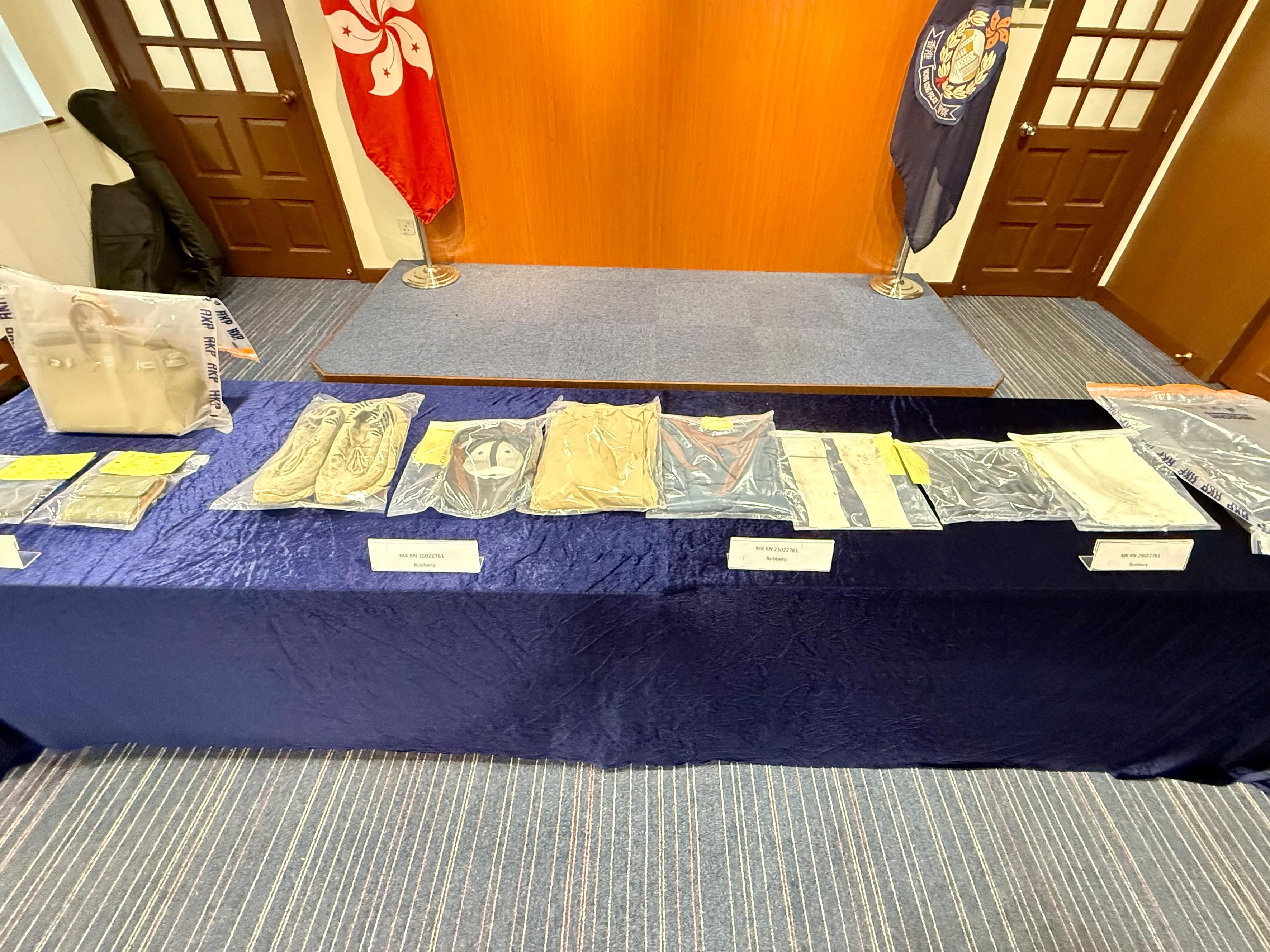 警方檢獲男賊犯案時所穿衣著及毛巾。