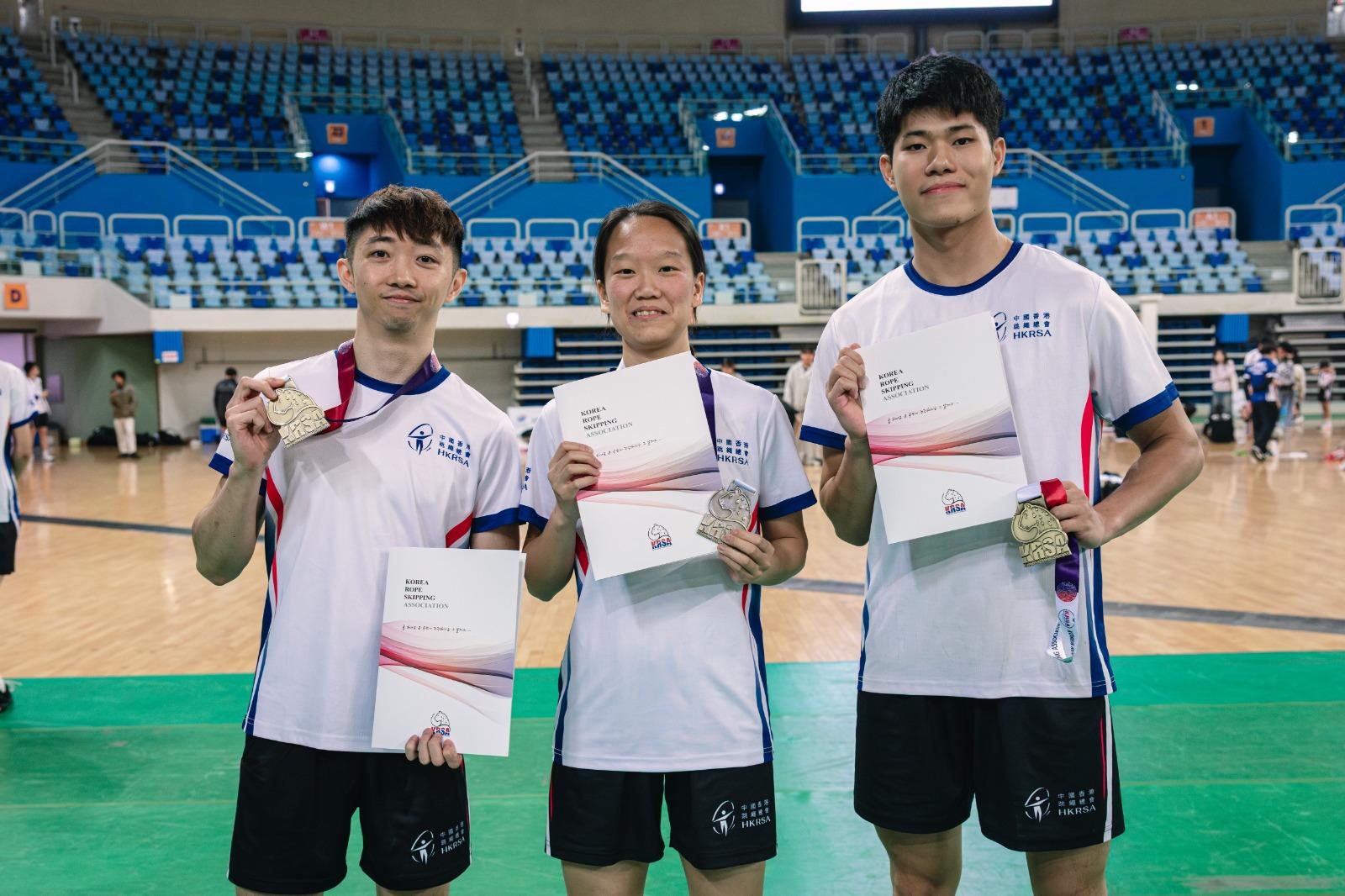 張柏淳(左起) 、譚凱彤、何雋堯交互繩耐力跳奪金。