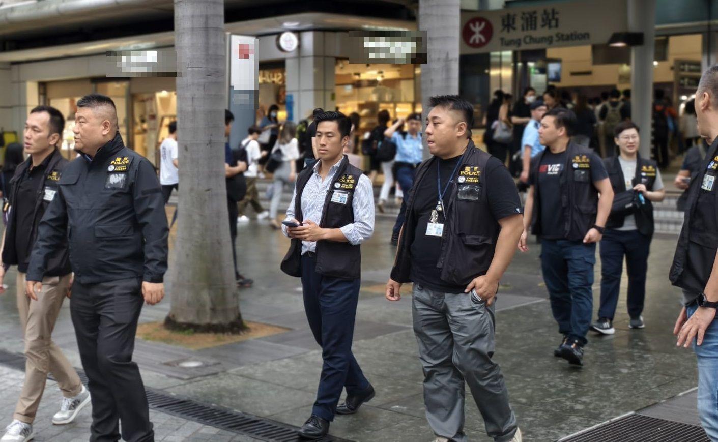 警方亦展開大型反黑社會執法行動,再拘捕8名男子。