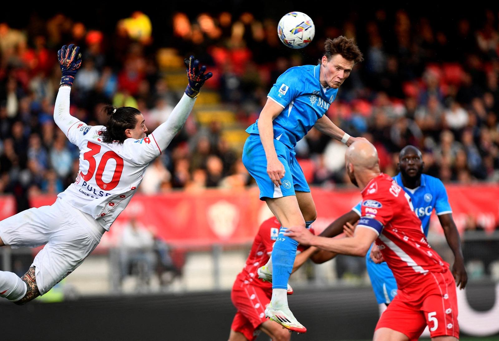 麥湯米尼以主力身分助拿玻里暫以1分之差力壓國際米蘭。