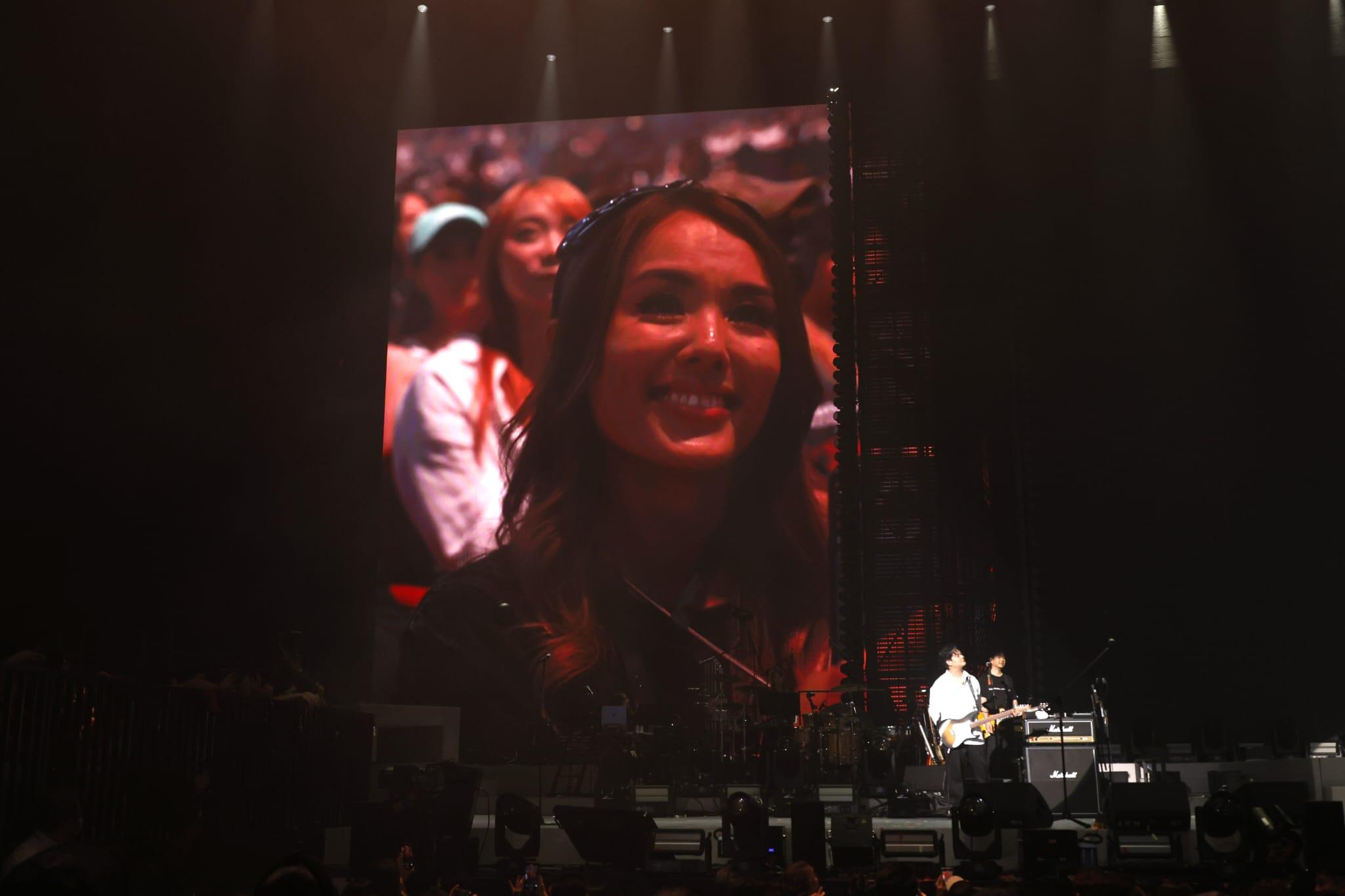 Tim為即將生日的老婆送驚喜,楊洛婷冧爆聽老公自彈自唱。(林俊源攝)