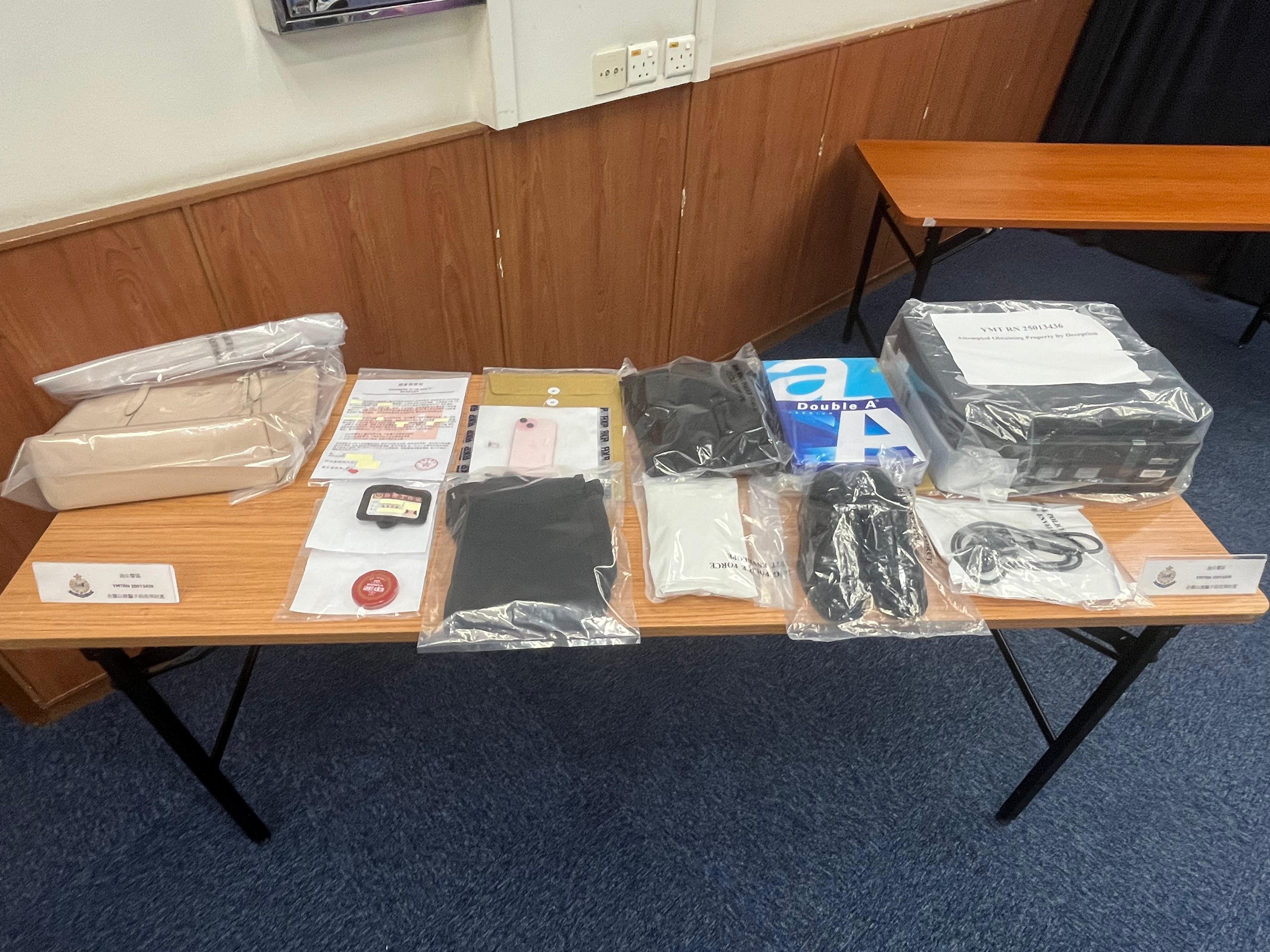 人員檢獲該份保密令,一個紅色墨水印台,及一張假工作證。