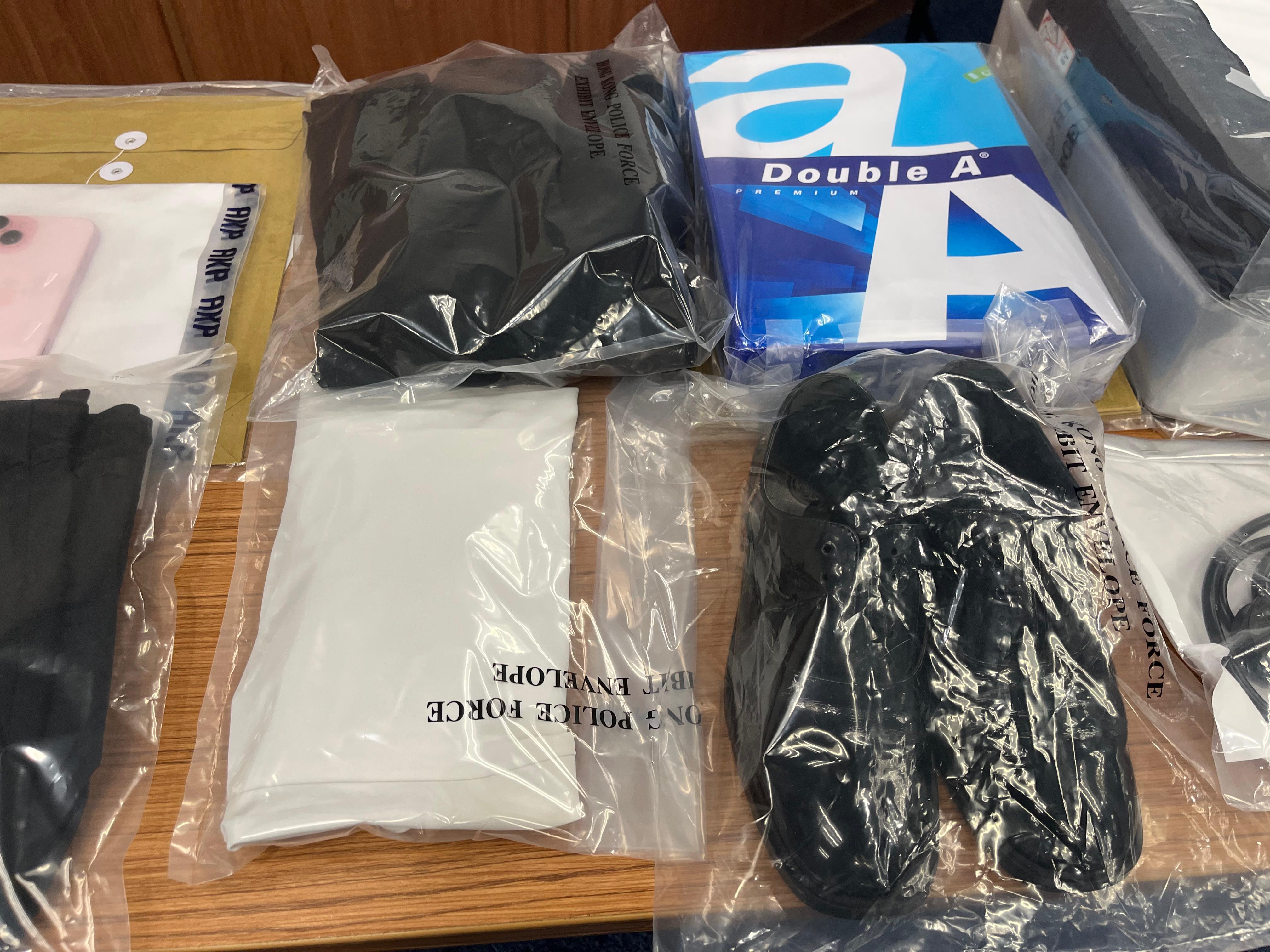 人員檢獲該份保密令,一個紅色墨水印台,及一張假工作證。