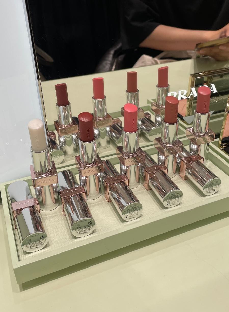 水光感唇膏2025推介|PRADA BEAUTY PRADA LIGHT原生光感唇膏 $380