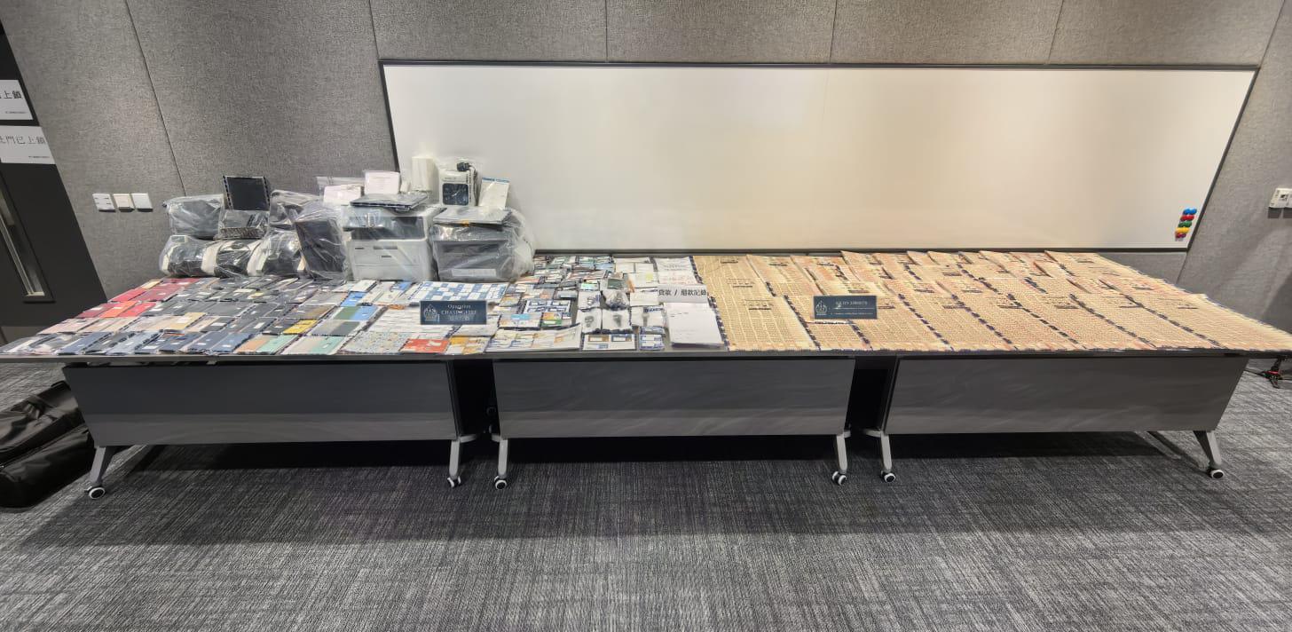 行動中,警方檢獲大批證物。