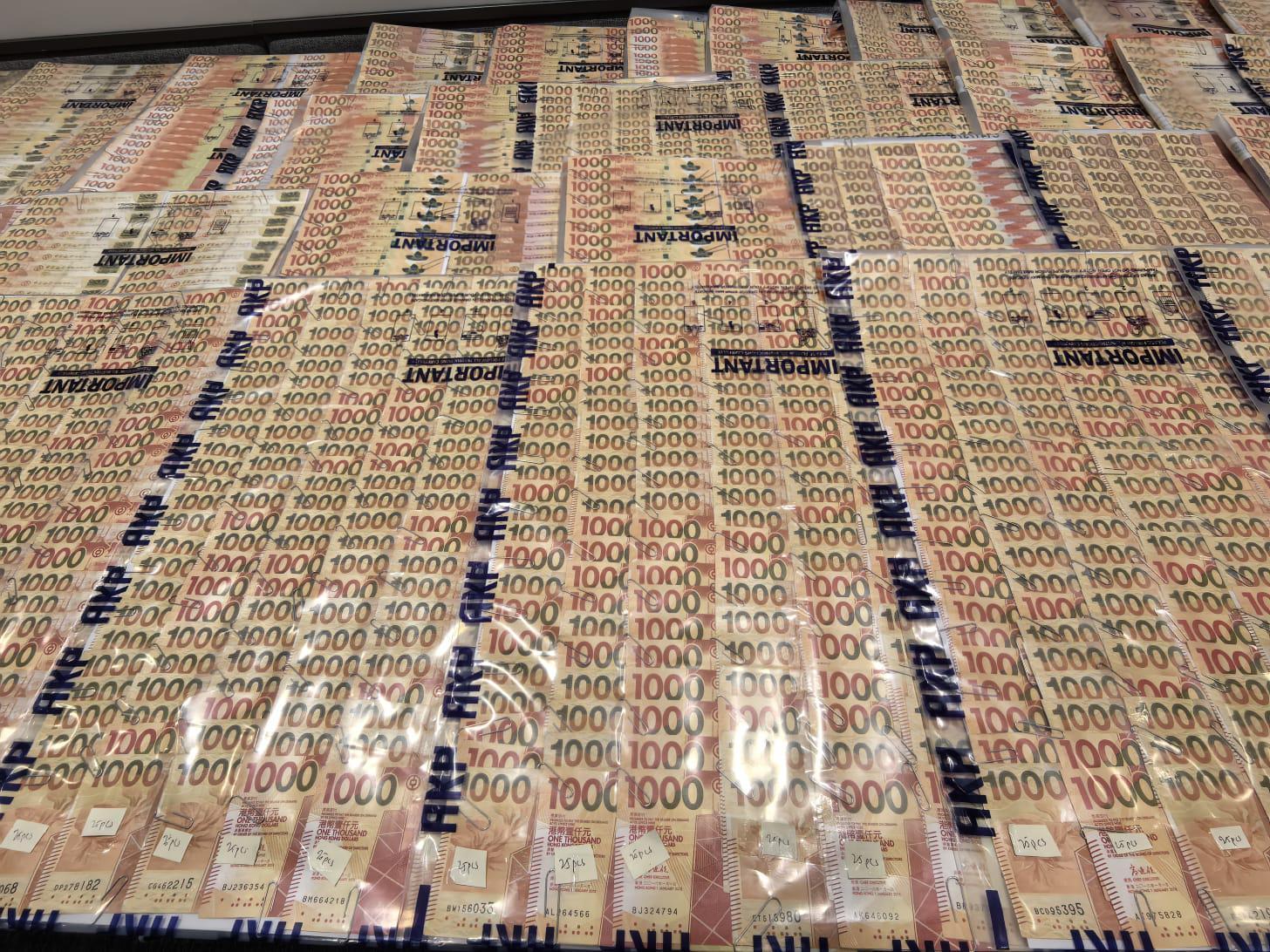 行動中,警方檢獲大批證物。