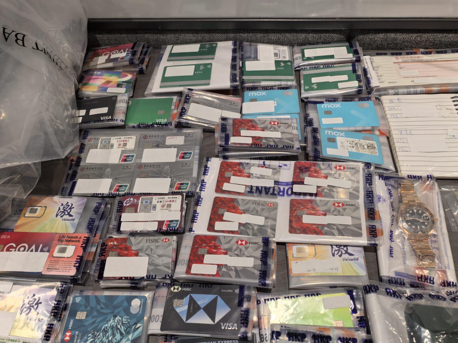 行動中,警方檢獲大批證物。