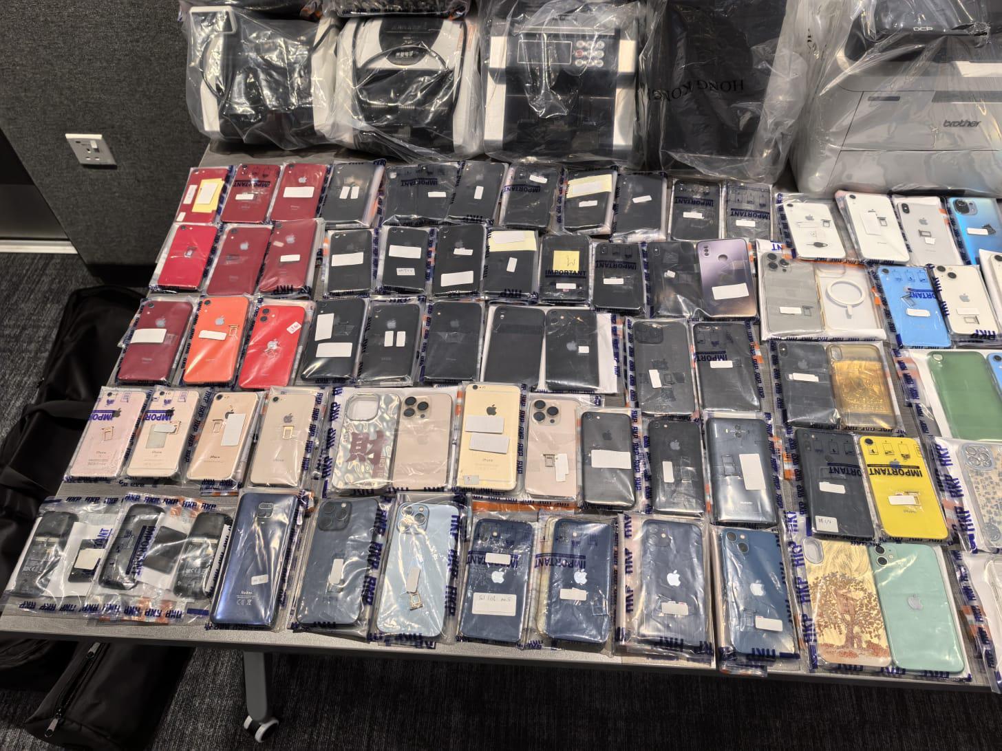 警方檢獲多部手機。