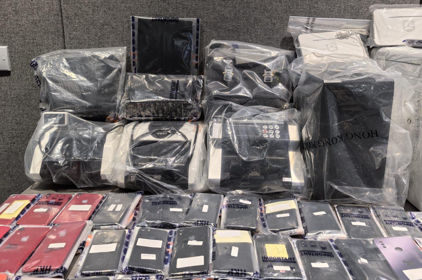 警方檢獲大批證物。