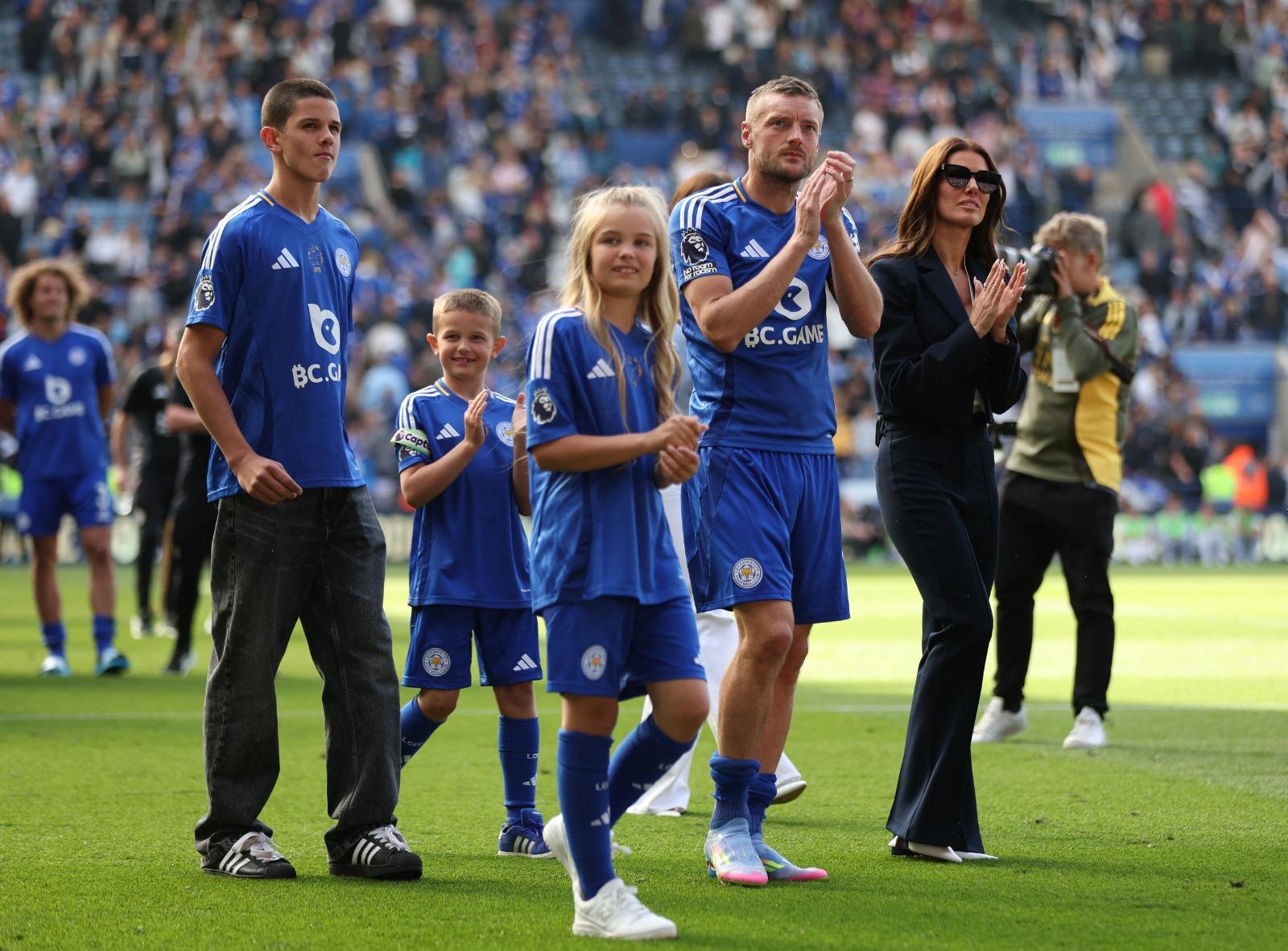 英超|華迪(Jamie Vardy)與家人接受李斯特城球迷歡送。(路透社)