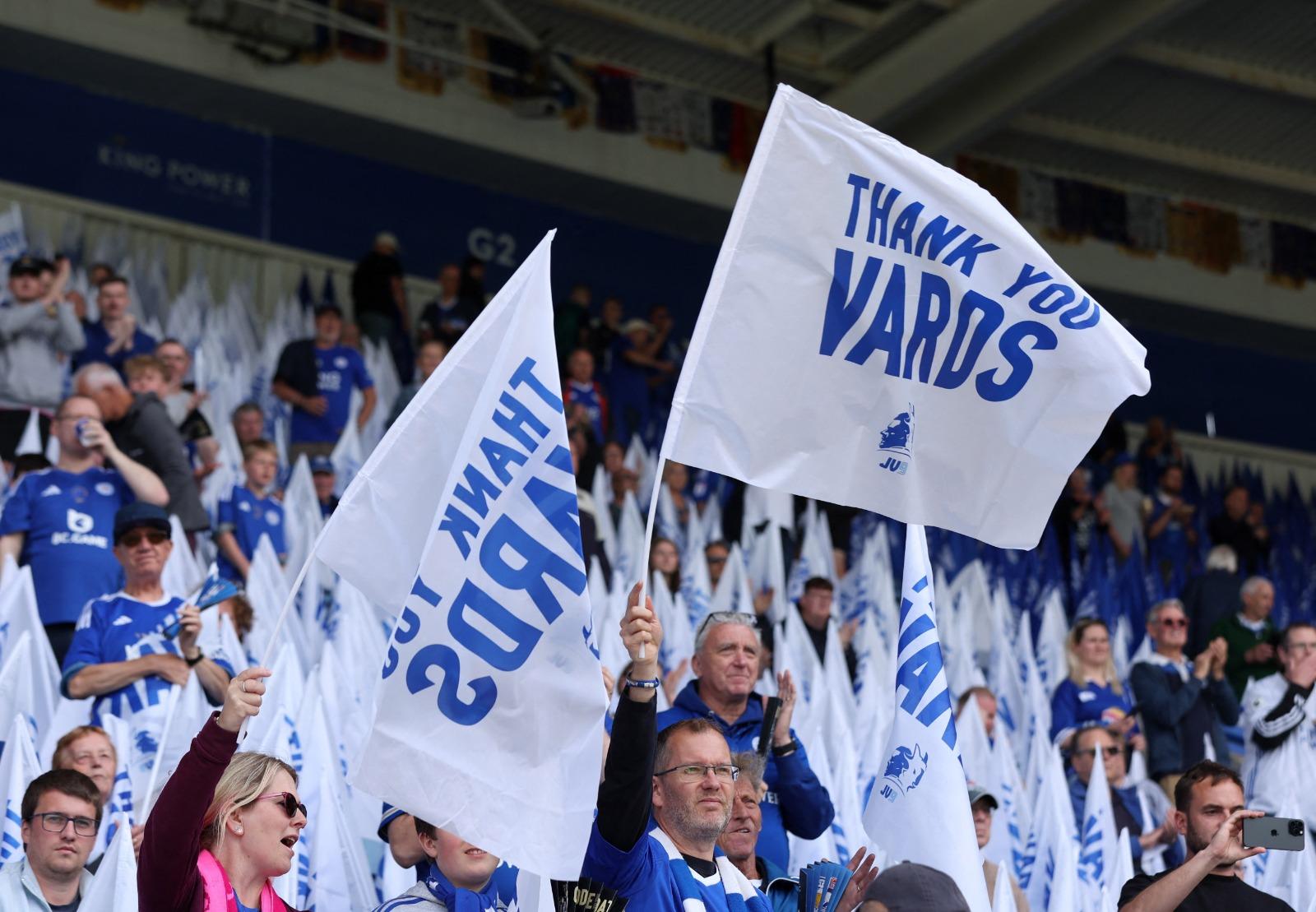 華迪獲李斯特城球迷舉起旗幟歡送。(路透社)