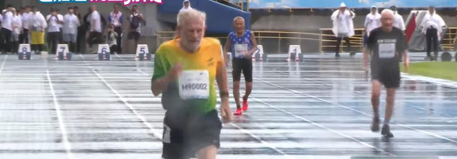 昆凌90歲爺爺勞倫斯(Quinlivan Laurence James)在100米以第2名完成。