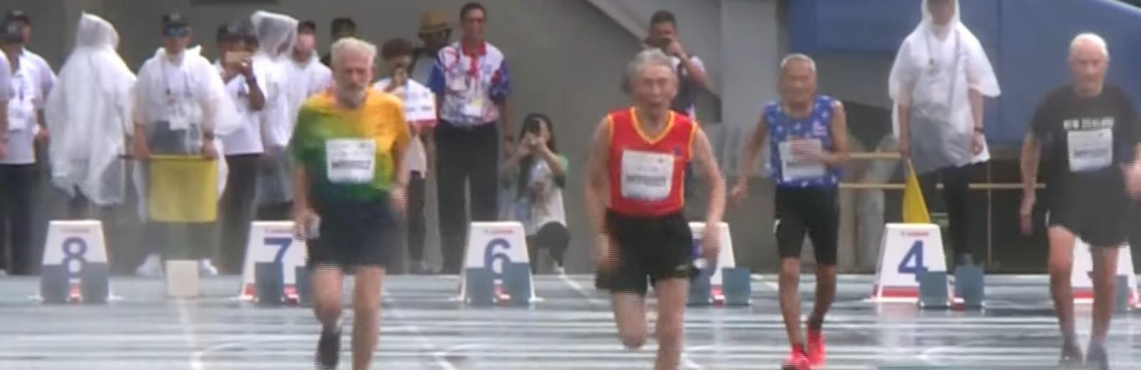 昆凌90歲爺爺勞倫斯(Quinlivan Laurence James)在100米跑至中段已甩開不少對手。