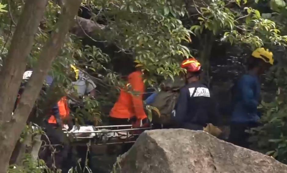 72歲失蹤老婦在牛池灣豐盛街對上山頭尋回。 (有線新聞畫面)