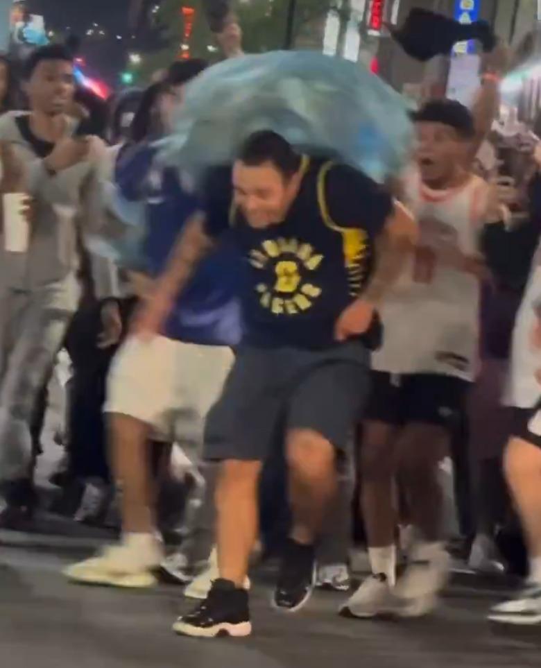 紐約人球迷從後以垃圾擊中溜馬球迷佩雷斯(Hans Perez)的頭部。