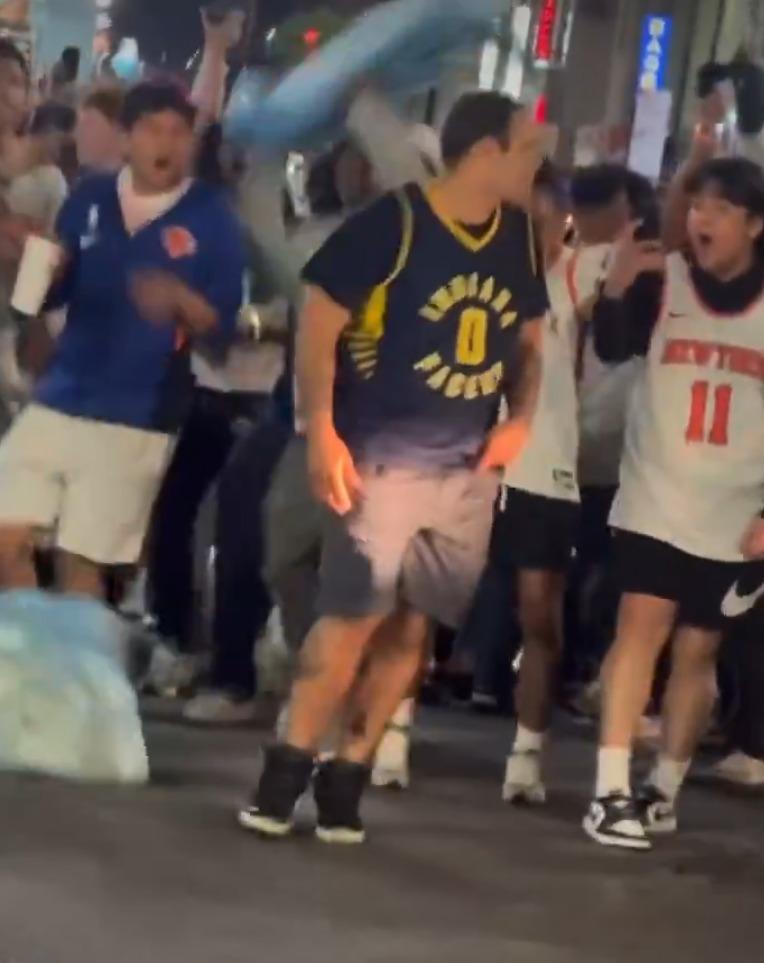 紐約人球迷人多勢眾,佩雷斯(Hans Perez)沒有還擊。