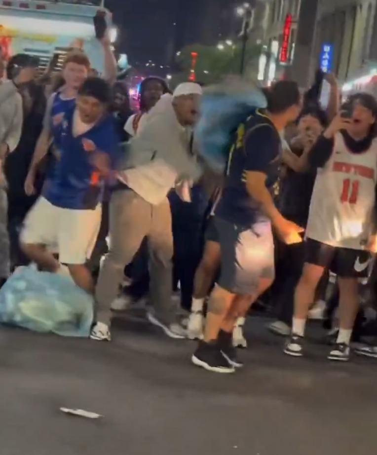 紐約人球迷再以垃圾攻擊佩雷斯(Hans Perez)。