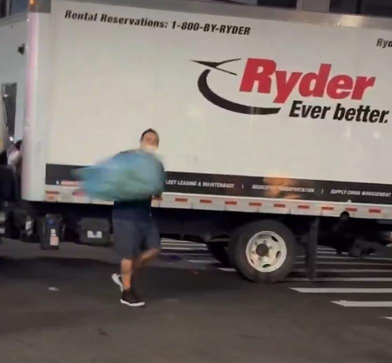 紐約人球迷多次以垃圾攻擊佩雷斯(Hans Perez)。