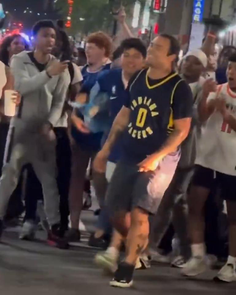 溜馬球迷佩雷斯(Hans Perez)穿上夏利貝頓(Tyrese Haliburton)球衣走在紐約街頭。