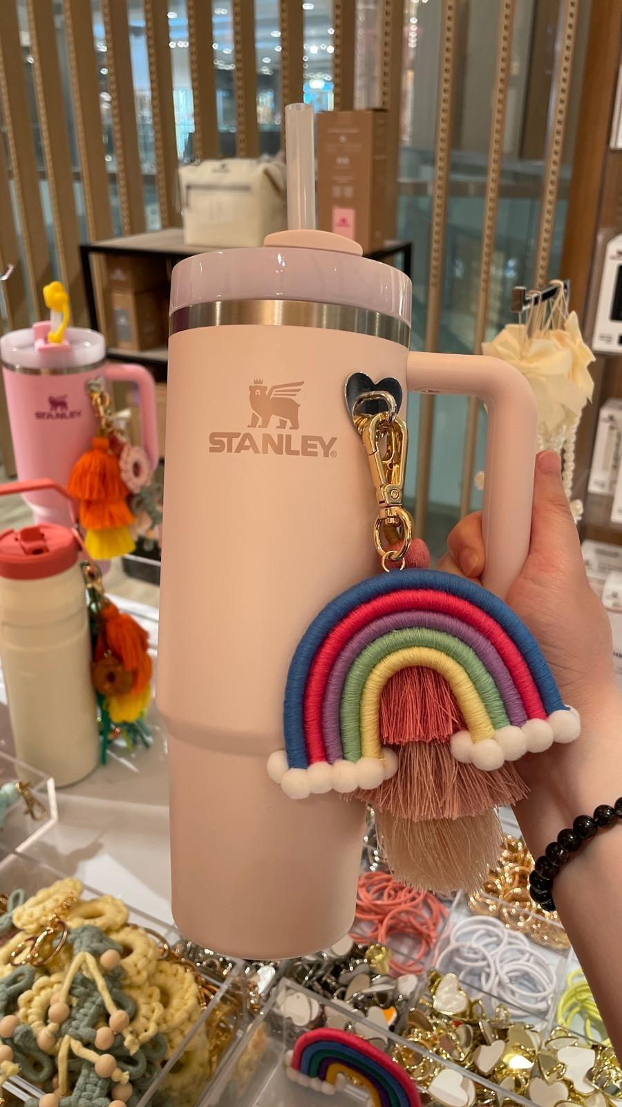 現凡購買Stanley水杯,即可加$100自選3款裝飾,包括彩色吸管蓋、鑰匙扣及趣味配件,另外亦可以刻字,展現個人風格。