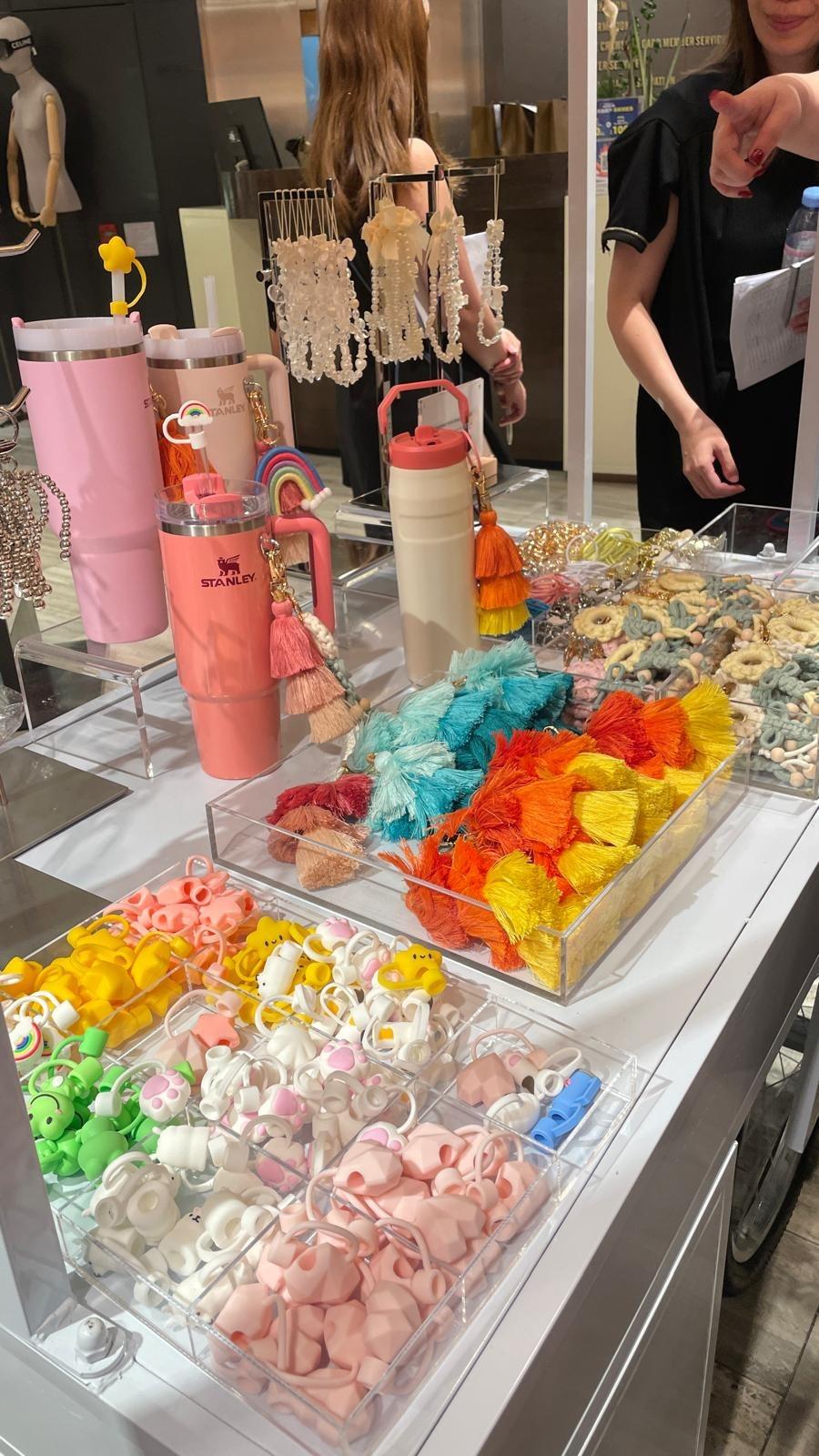 現凡購買Stanley水杯,即可加$100自選3款裝飾,包括彩色吸管蓋、鑰匙扣及趣味配件,另外亦可以刻字,展現個人風格。