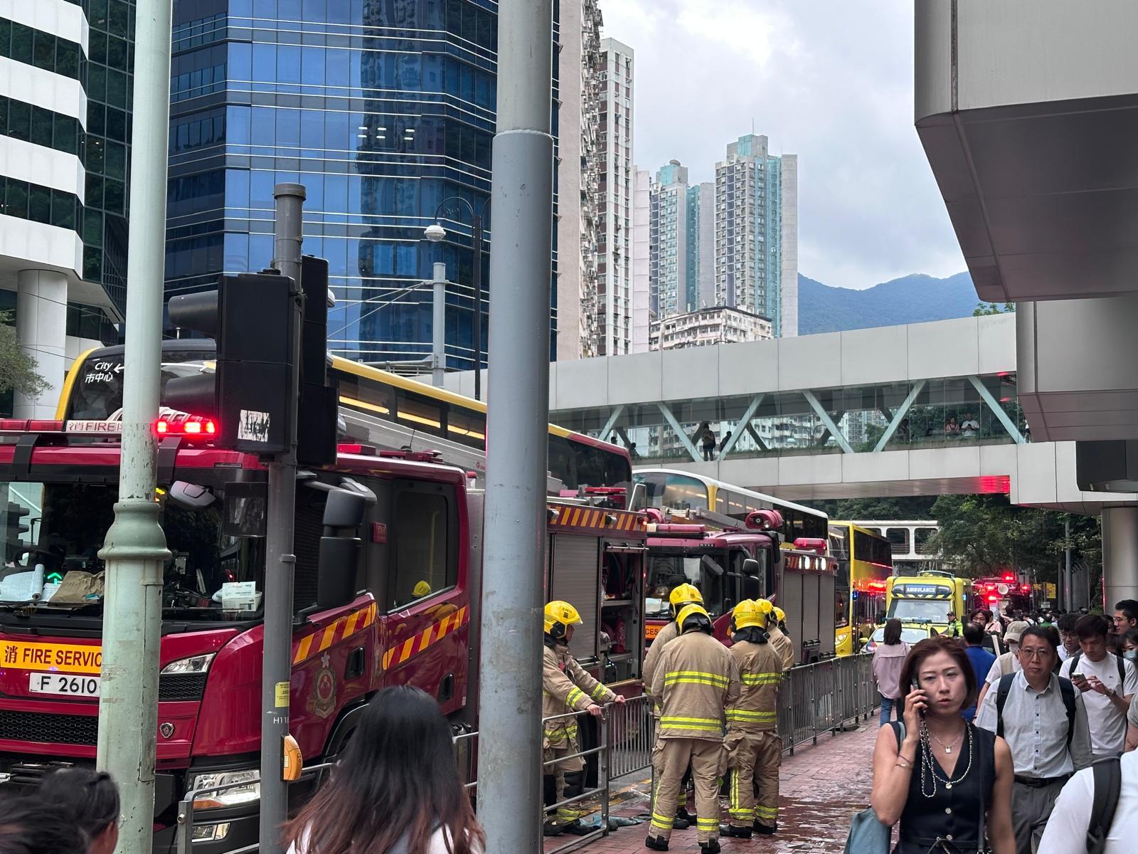 鰂魚涌站外有大批消防車和警車。(讀者提供圖片)