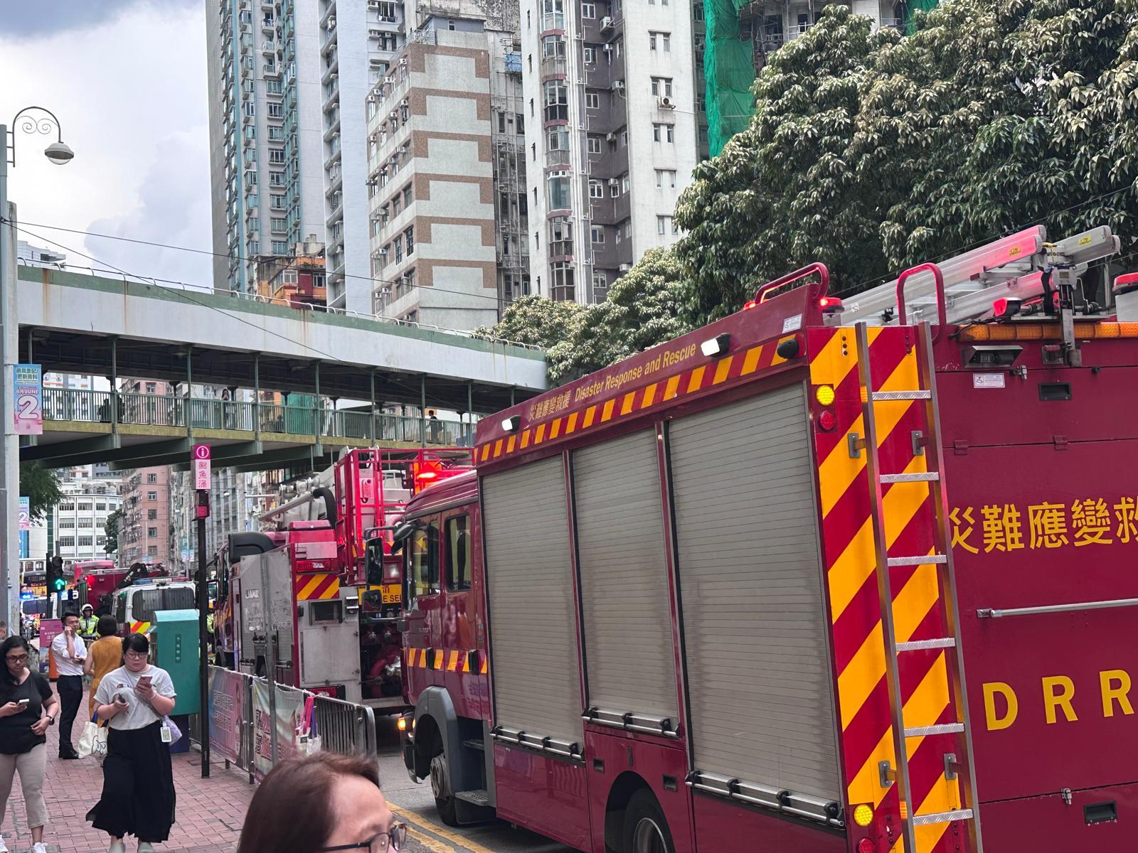 鰂魚涌站外有大批消防車和警車。(讀者提供圖片)