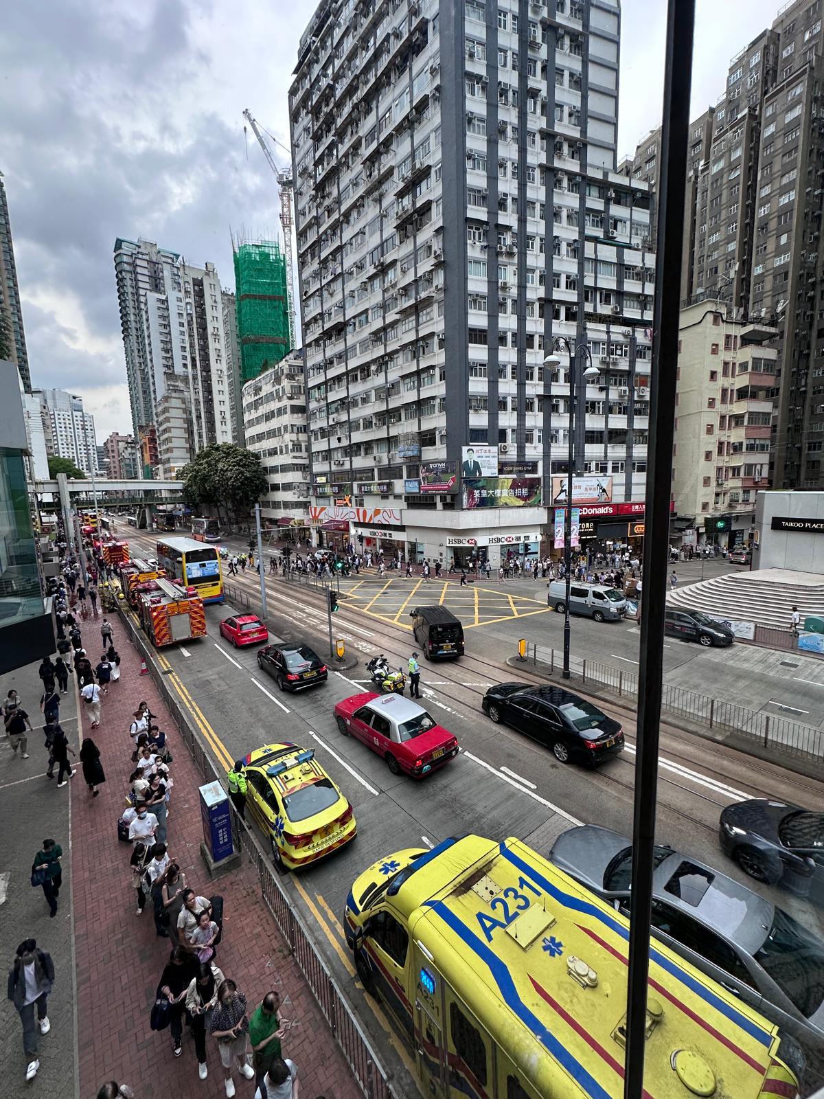 鰂魚涌站外有大批消防車和警車。(讀者提供圖片)