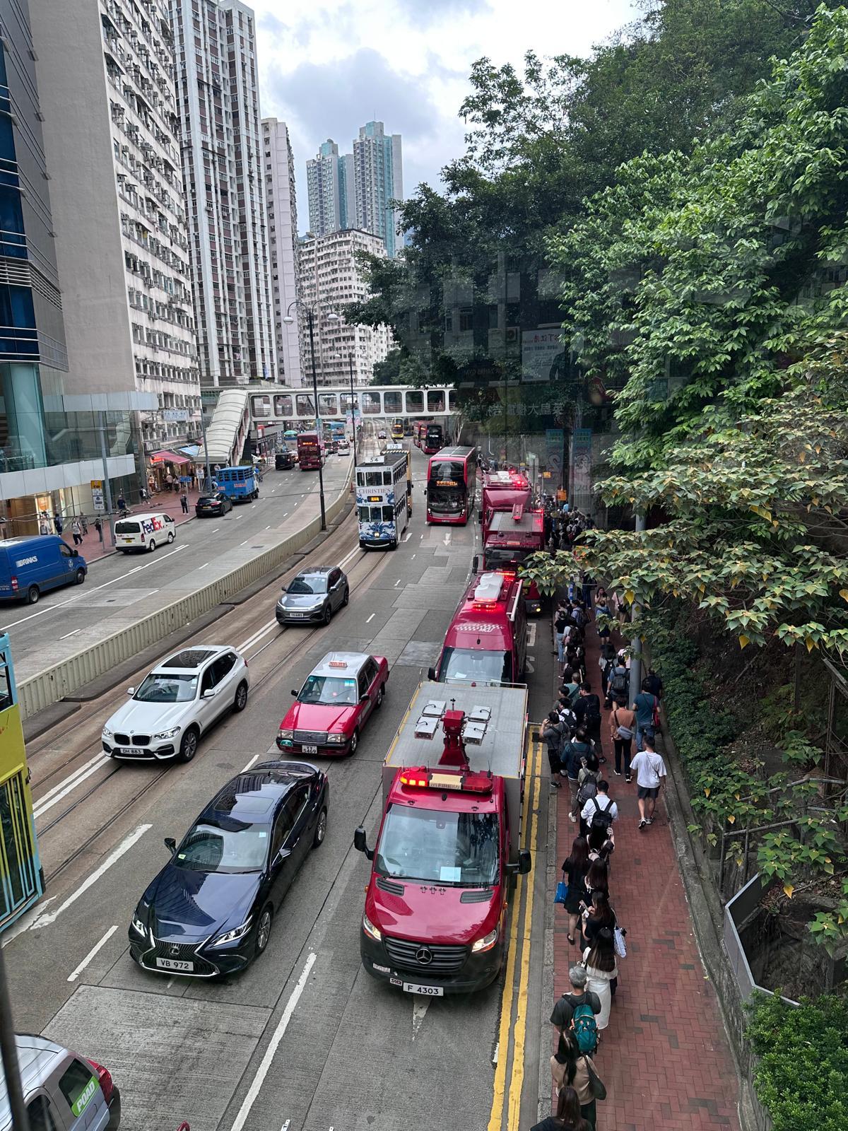 鰂魚涌站外有大批消防車和警車。(讀者提供圖片)